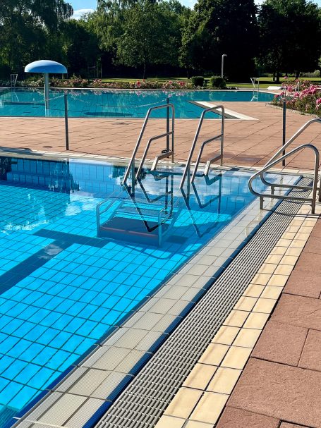 Ansicht der neuen Treppe im Schwimmbad Thüngersheim